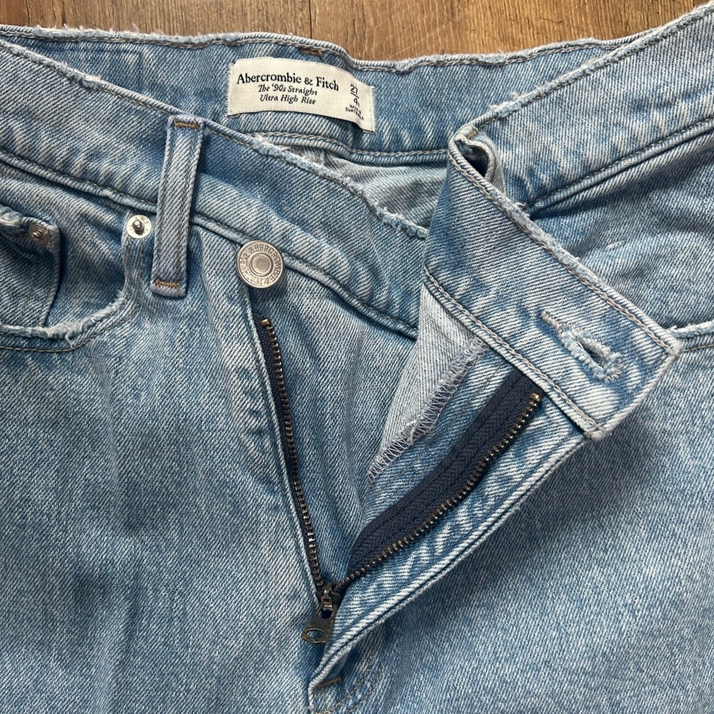 Abercrombie 90s Straight High Rise Crossover Waist Jeans Light Wash Raw Hem 27 - Picture 7 of 13